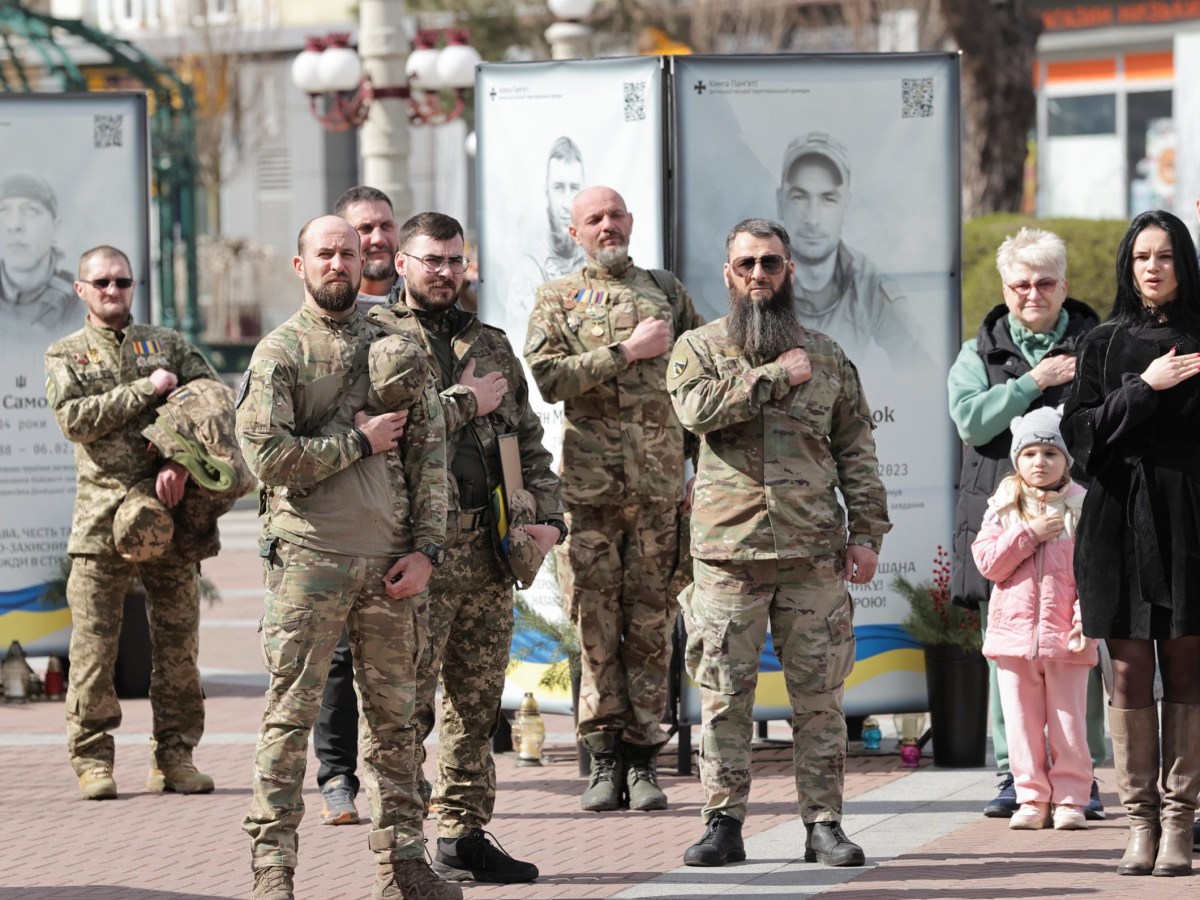 In Kyiv’s Suburbs, Yearning for Peace, Preparing for More War